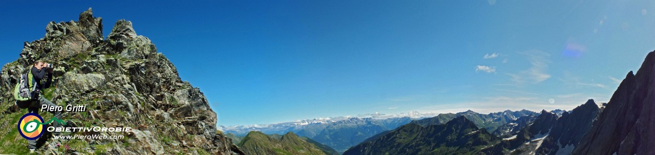 35 Vista a nord verso Valtellina ed Alpi.jpg